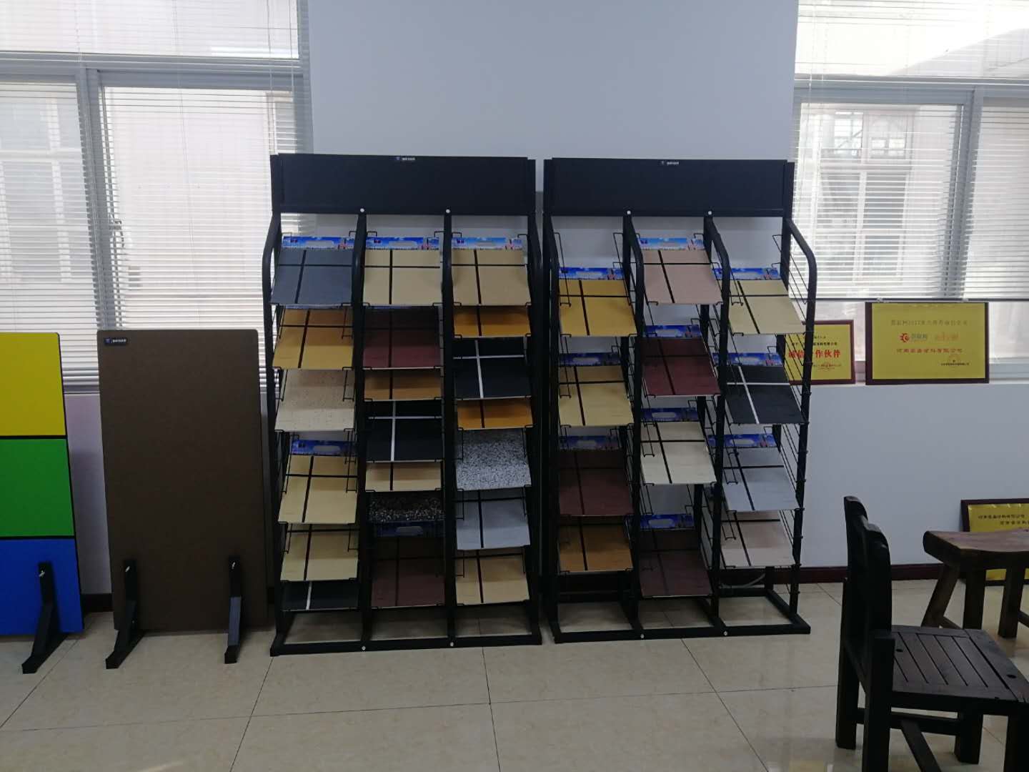 ?冠晶石和水包砂外墻涂料的區(qū)別，你知道多少